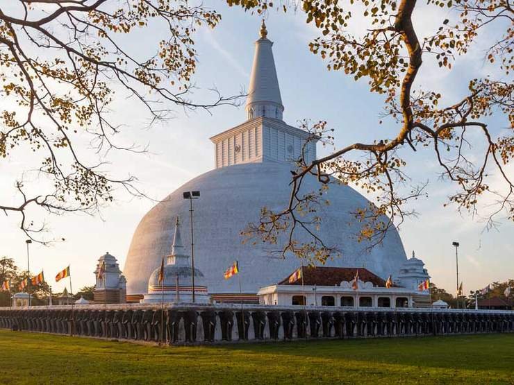 Ruwanwelisaya stupa in Anuradhapura