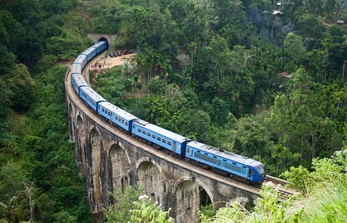 Train crossing Nine Arch Bridge in Ella