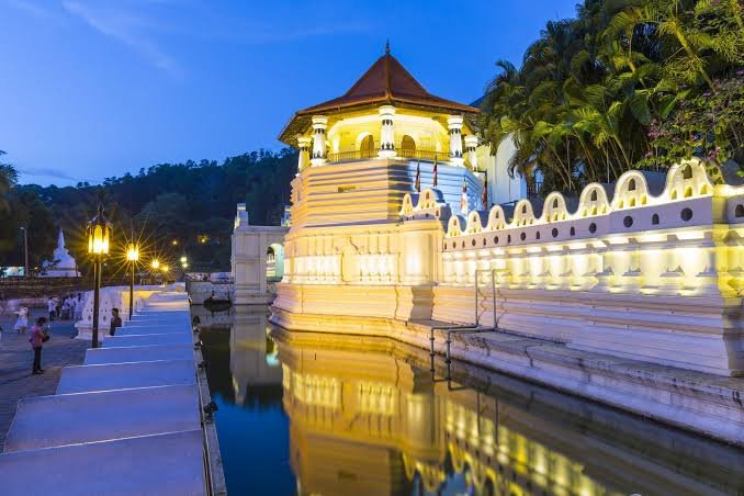 Temple of the Tooth in Kandy lit up in the evening